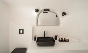 Superior Villa, 2 Bedrooms, Private Pool, Sea View | Bathroom | Shower, rainfall showerhead, free toiletries, hair dryer - Nano Oia Villas (Santorini)