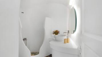 Traditionele villa | Badkamer | Een douche, een regendouche, gratis toiletartikelen, een haardroger