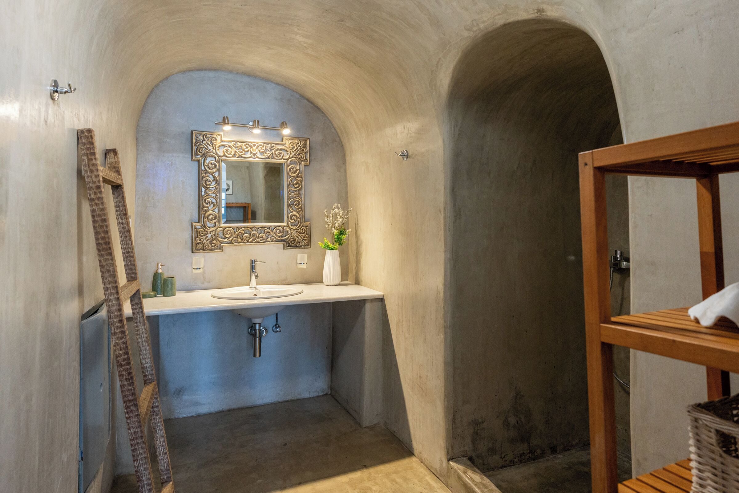 Senior Villa, Hot Tub, Sea View | Bathroom | Shower, free toiletries, hair dryer, slippers