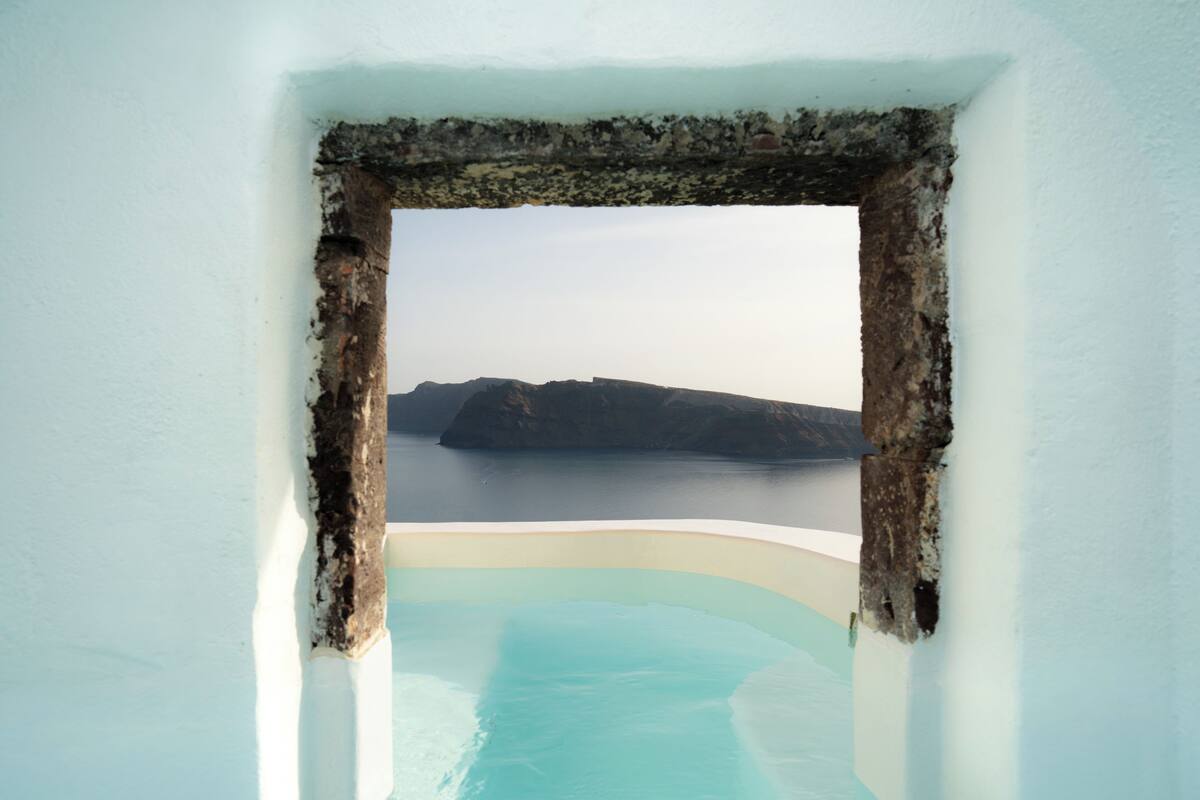 Una bañera con vistas a una masa de agua y una tierra distante.