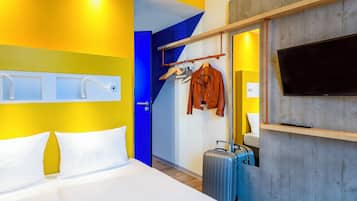 Family room with one double bed and two single beds. | Premium bedding, desk, soundproofing, WiFi (free)