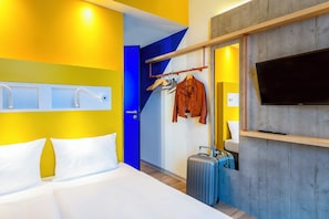 Family room with one double bed and two single beds. | Hochwertige Bettwaren, Schreibtisch, schallisolierte Zimmer