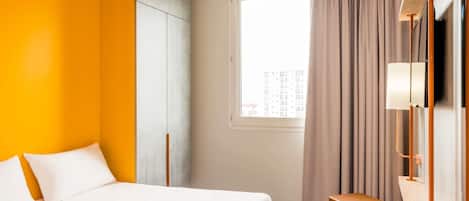 Room (1 Double Bed and 1 Closed Bed) | Premium bedding, desk, soundproofing, free WiFi