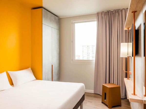 Habitación (1 Double Bed and 1 Closed Bed) | Ropa de cama de alta calidad, escritorio, insonorización y wifi gratis