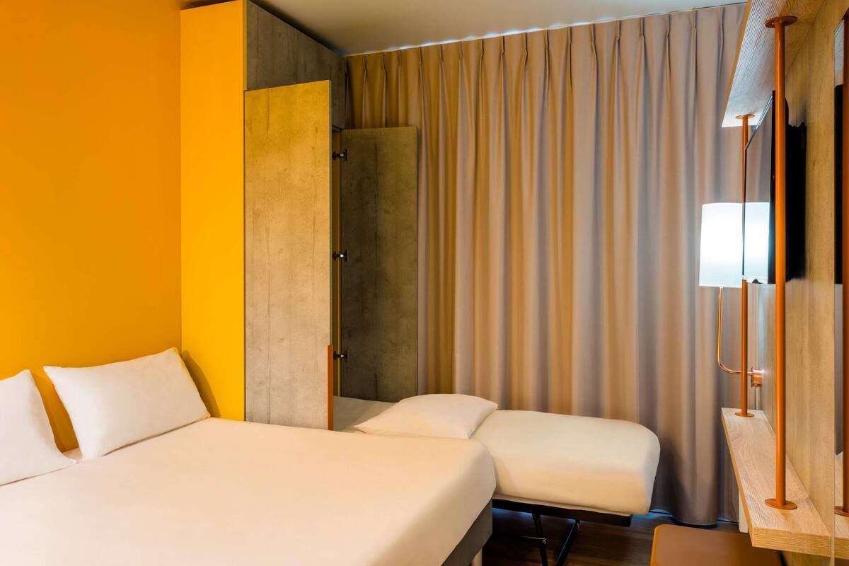 Premium bedding, desk, soundproofing, free WiFi