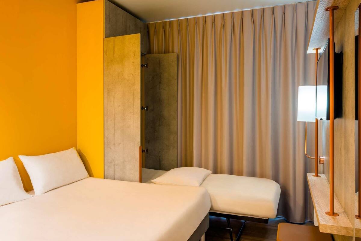 Ropa de cama de alta calidad, escritorio, insonorización y wifi gratis 