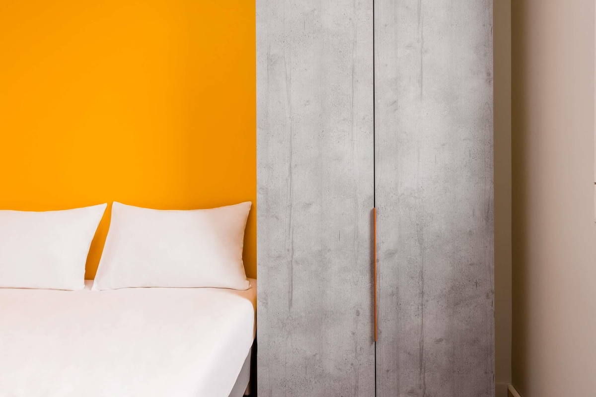 Room (1 Double Bed and 1 Closed Bed) | Premium bedding, desk, soundproofing, free WiFi