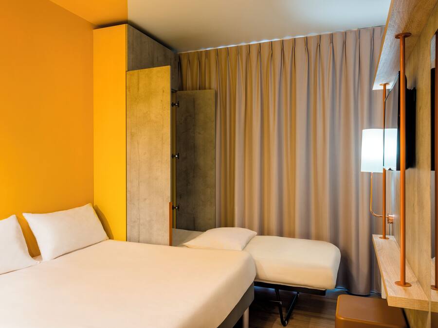 Kamer (1 Double Bed and 1 Closed Bed) | Luxe beddengoed, een bureau, geluiddichte muren, gratis wifi