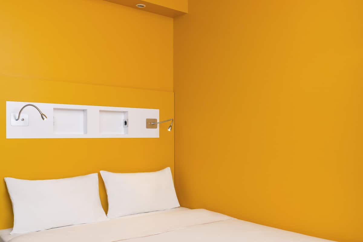 Ropa de cama de alta calidad, escritorio y sistema de insonorización