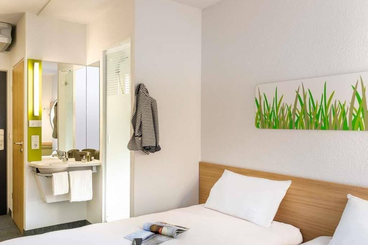 Habitación, 2 camas individuales | Ropa de cama de alta calidad, escritorio, insonorización y wifi gratis 
