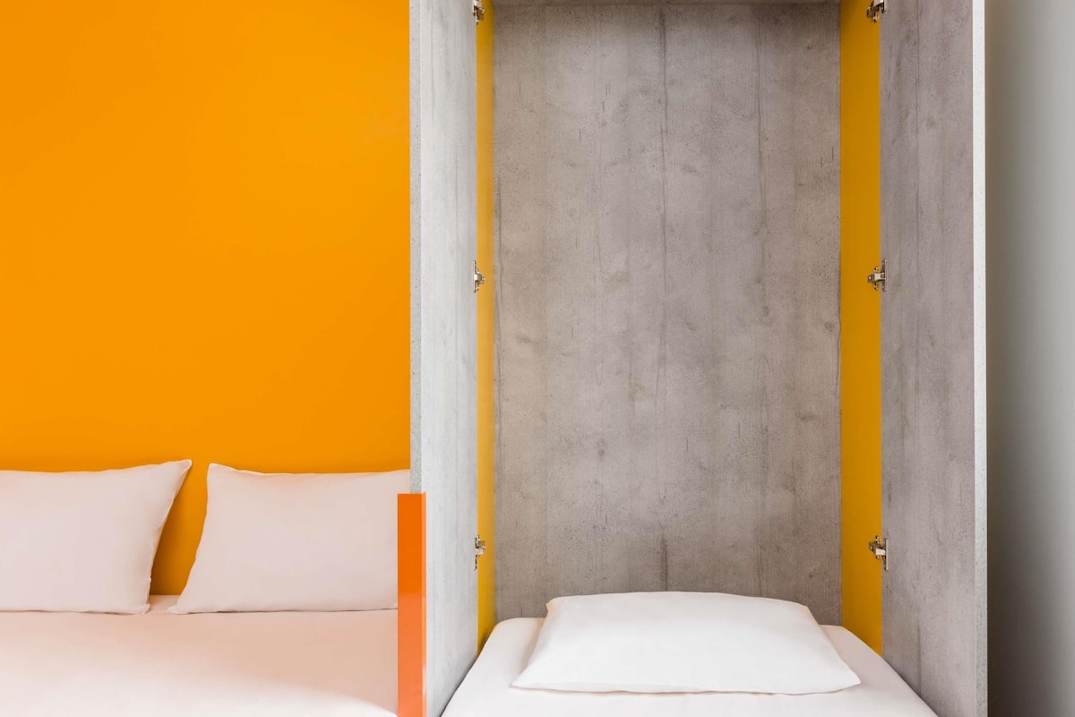 Habitació (1 Double Bed and 1 Closed Bed) | Roba de llit d'alta qualitat, escriptori i habitacions insonoritzades