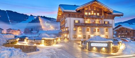 Fachada de la propiedad por la tarde o noche