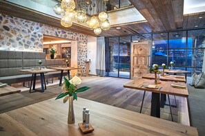 Free daily buffet breakfast  - Der Rainerhof (Flachau)