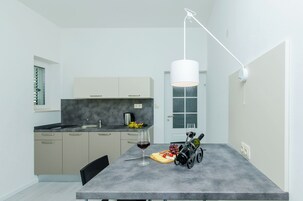 Refrigerador con freezer, cafetera/tetera