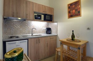 Refrigerador con freezer, cafetera/tetera