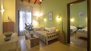 Una habitación acogedora con techo de madera, una cama con cabecera de madera, una mesita con un cuenco y un espejo que refleja la cama.