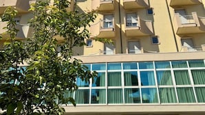 A multi-story hotel with balconies and a sign reading "APOGEO". - Apogeo (Rimini)