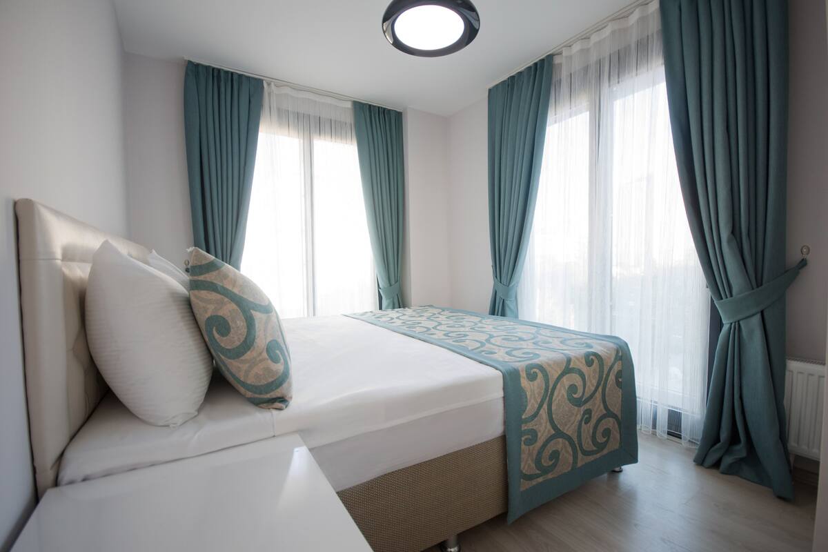 Deluxe Suite | Desk, soundproofing, iron/ironing board, WiFi (free)