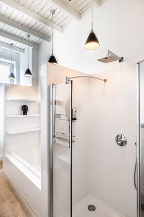 Deluxe Double Room, Garden View (BIARRITZ) | Bathroom | Rainfall showerhead, eco-friendly toiletries, hair dryer, bathrobes - Maison Amodio B&B (Bruges)