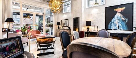 Una televisión de pantalla plana, libros