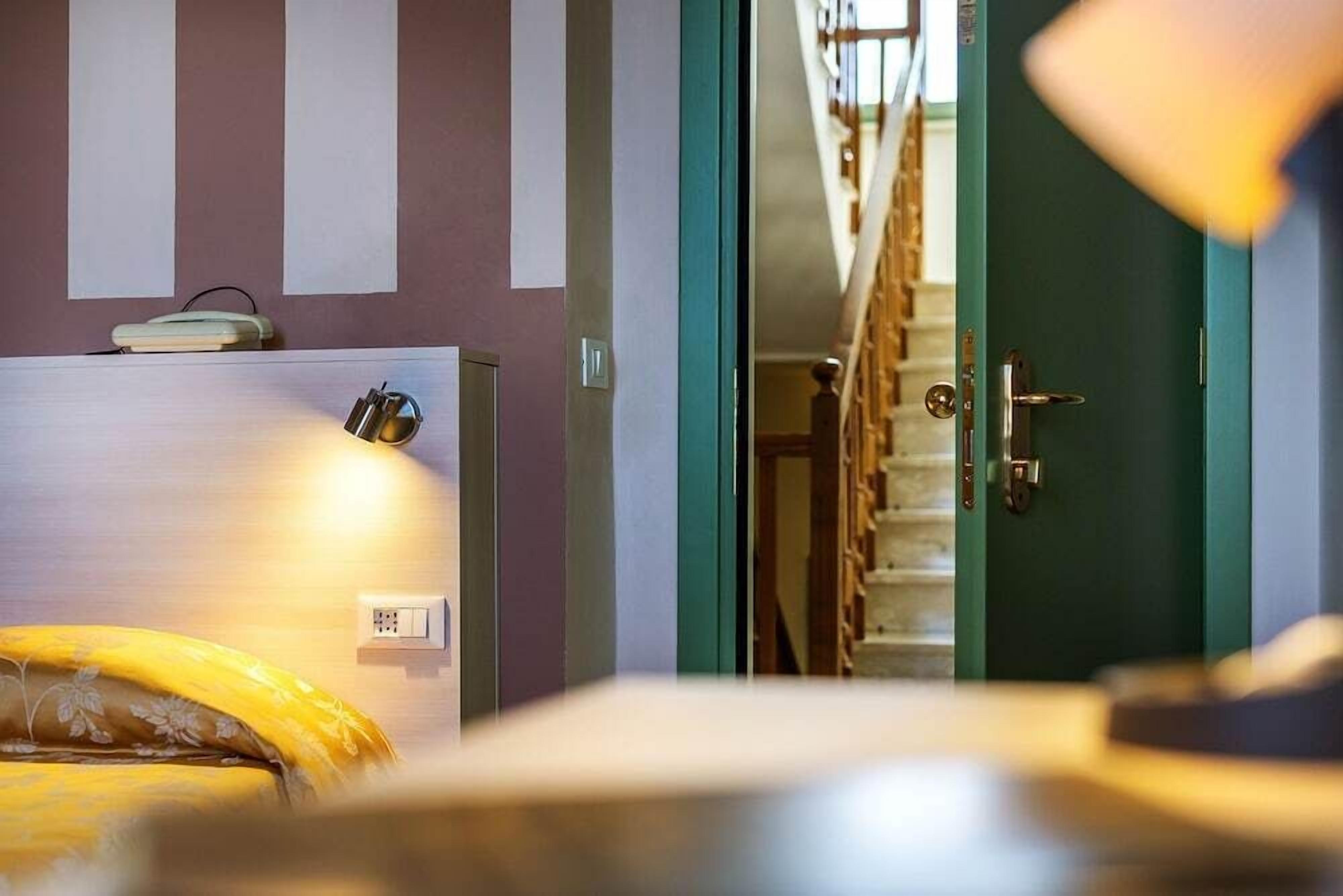 Luxe beddengoed, een minibar, individueel gedecoreerd