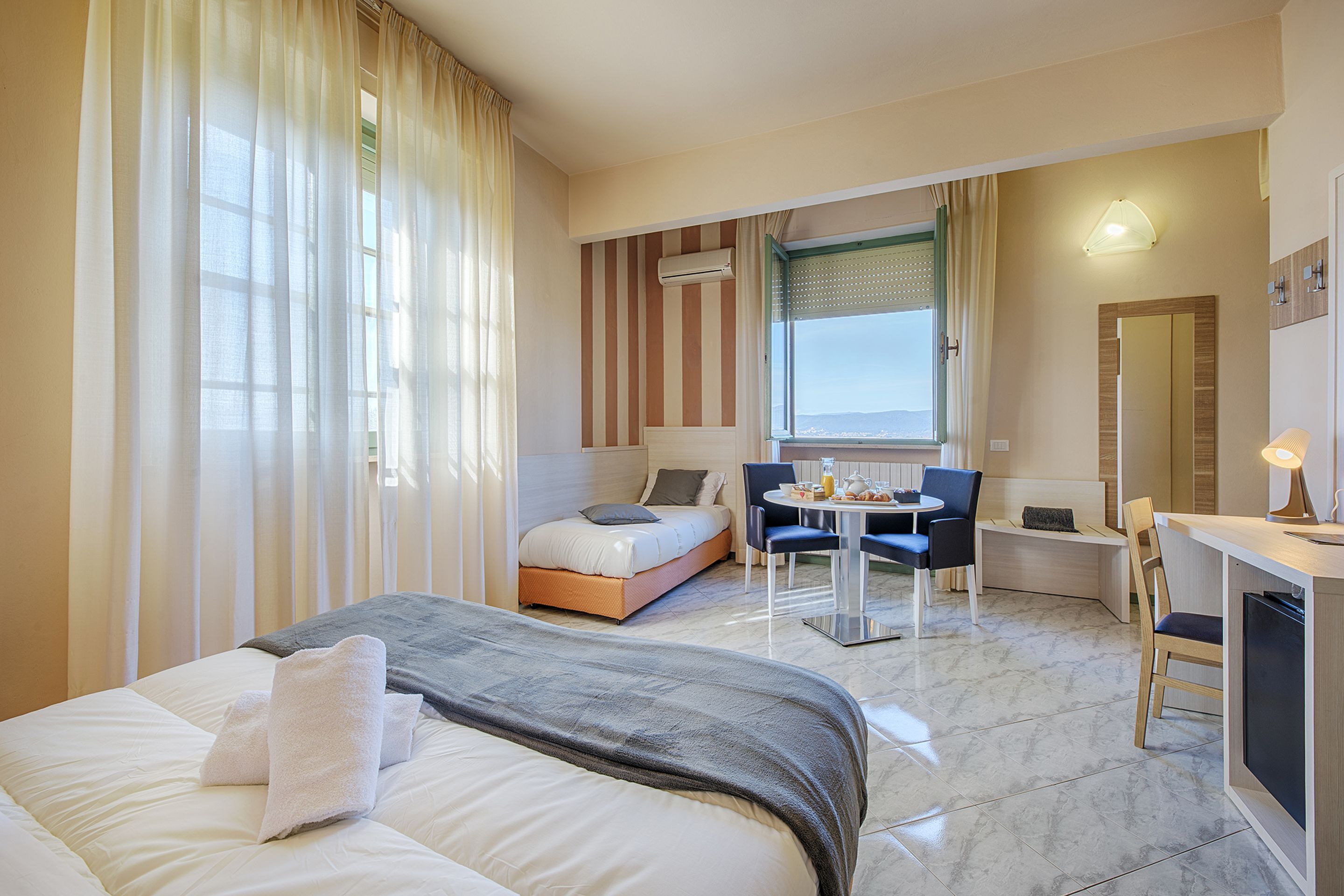 Habitación triple superior | Ropa de cama de alta calidad, minibar y decoración personalizada 