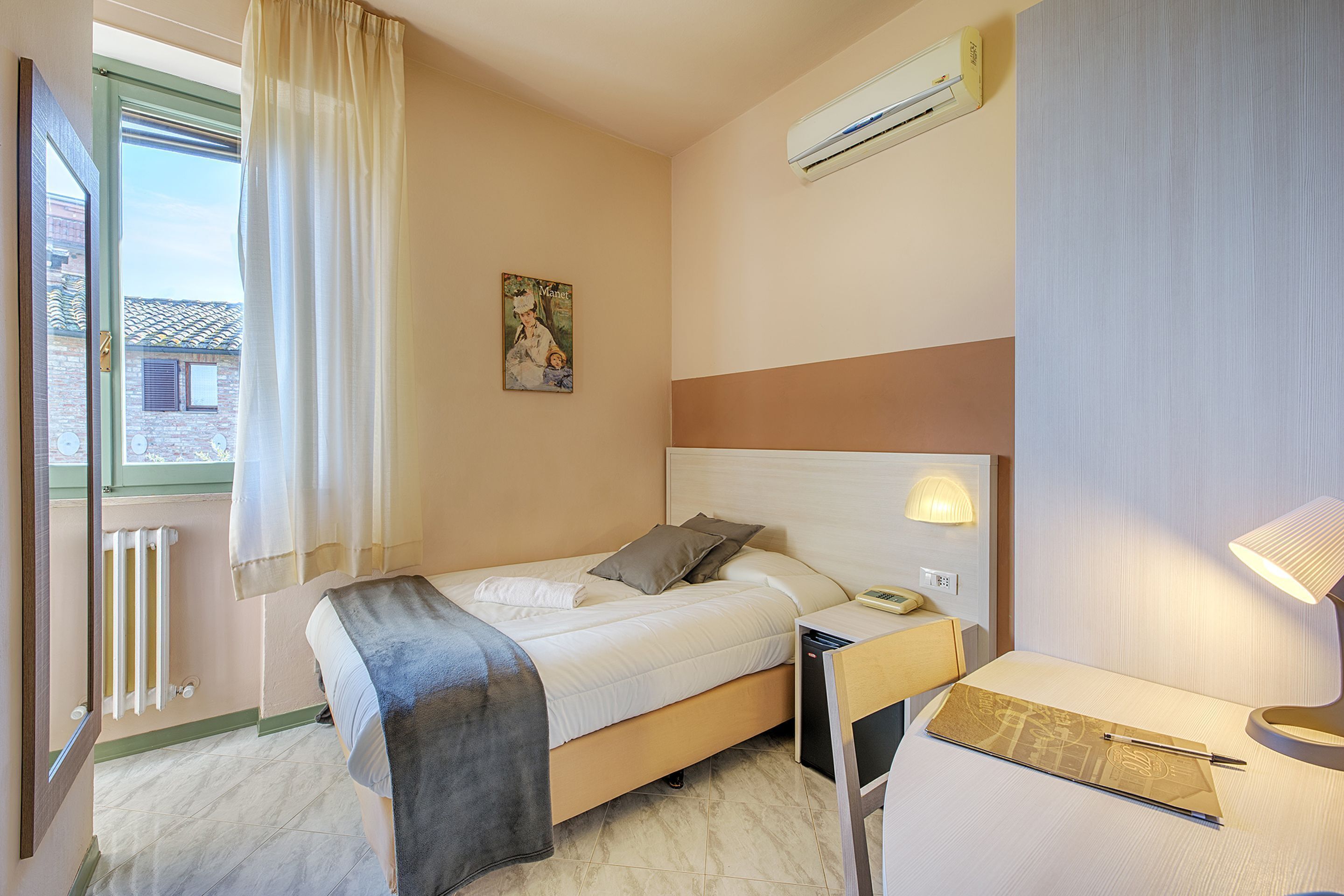 Premium bedding, minibar, individually decorated, individually furnished