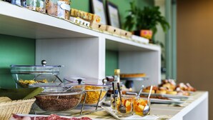 Un buffet proposant une variété de plats et de récipients.