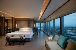 Junior Suite | Egyptian cotton sheets, premium bedding, minibar, in-room safe