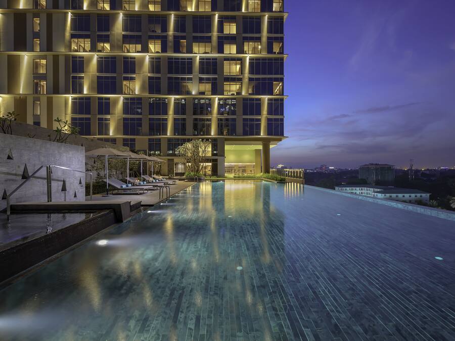 Outdoor pool, pool umbrellas, sun loungers