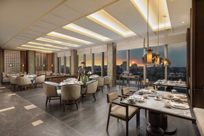 3 restaurants; breakfast, lunch, dinner and brunch served  - Pan Pacific Yangon (Yangon)