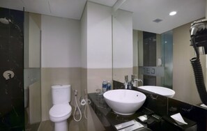 Douche, douche à « effet pluie », sèche-cheveux, chaussons