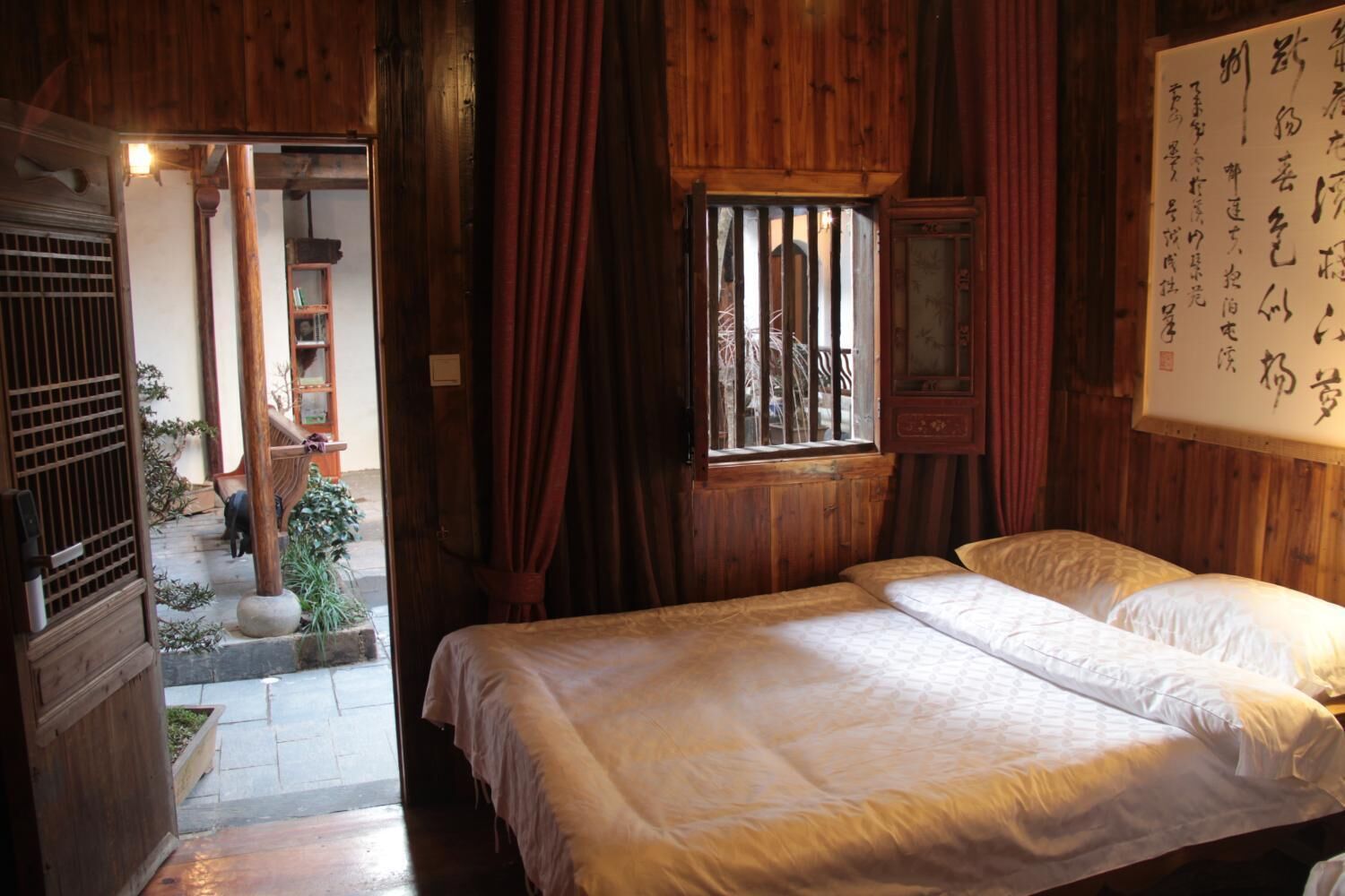 Escritorio, cortinas blackout y wifi gratis 