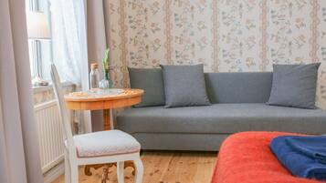 Habitación triple, baño compartido (Sofia Magdalena) | Ropa de cama de alta calidad, cortinas blackout y insonorización