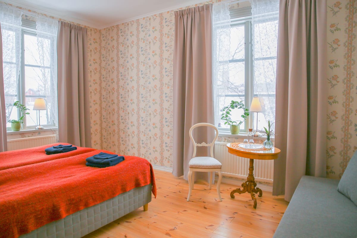 Chambre triple, salle de bains commune (Sofia Magdalena) | Literie de qualitĂ©, rideaux dâobscurcissement, systĂšme dâinsonorisation