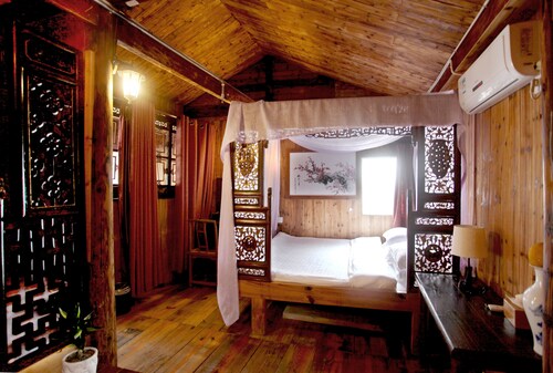 Huangshan old street courtyard