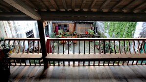 Traditional Family Room | View from room - Huangshan old street courtyard (Huangshan)