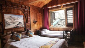 Traditional Family Room | Desk, blackout curtains, free WiFi - Huangshan old street courtyard (Huangshan)