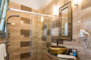 Suite royale | Salle de bain | Douche, pomme de douche hydromassante, articles de toilette griffés