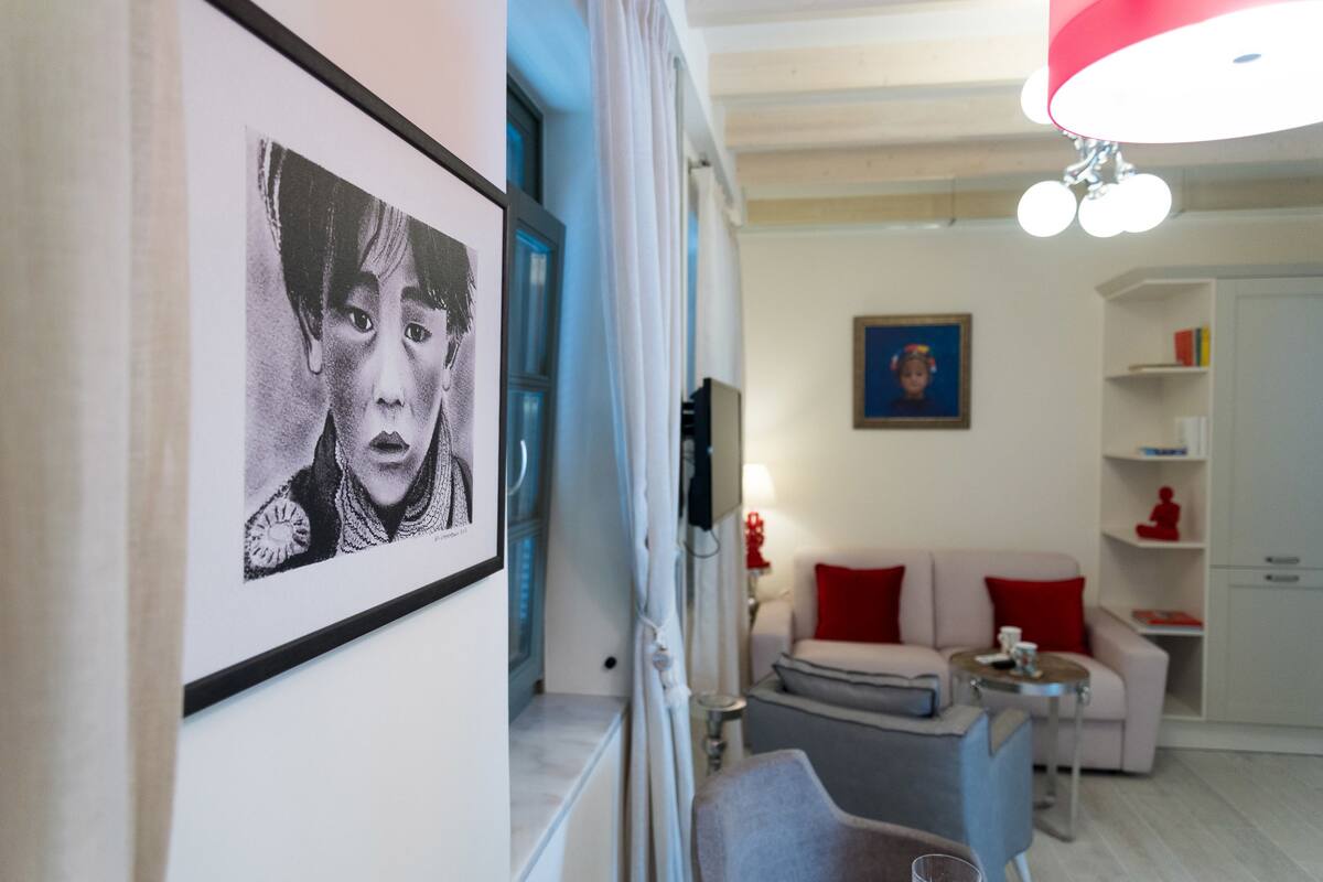 Superior Suite | Living room | -45-cm flat-screen TV with satellite channels, TV, books