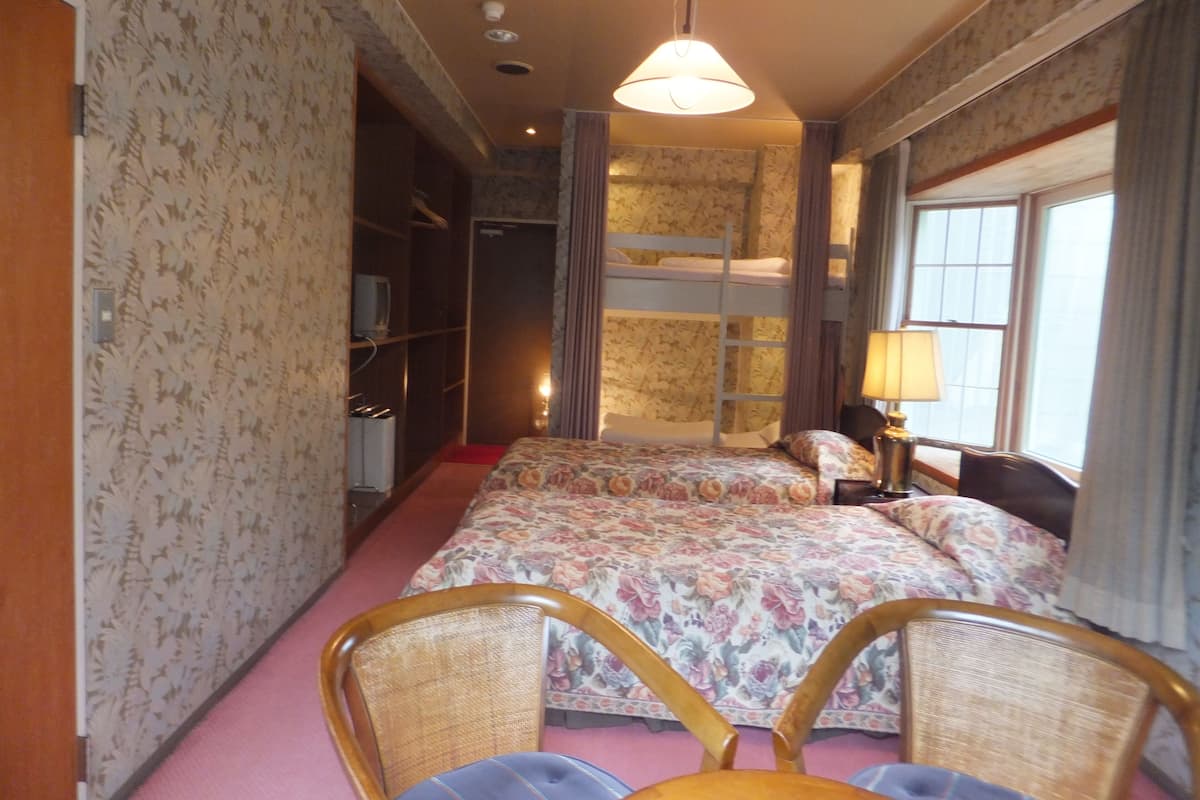 Room(Single beds+Bunk bed, Bed only for 7years+, Bed# based on reservation.Breakfast/DinnerExtra)