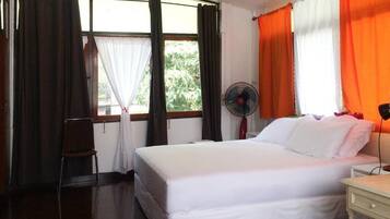 Deluxe Room garden view | Desk, free WiFi