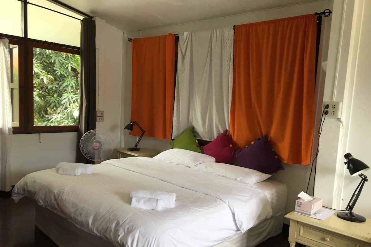 Deluxe Room garden view | 办公桌、免费 WiFi