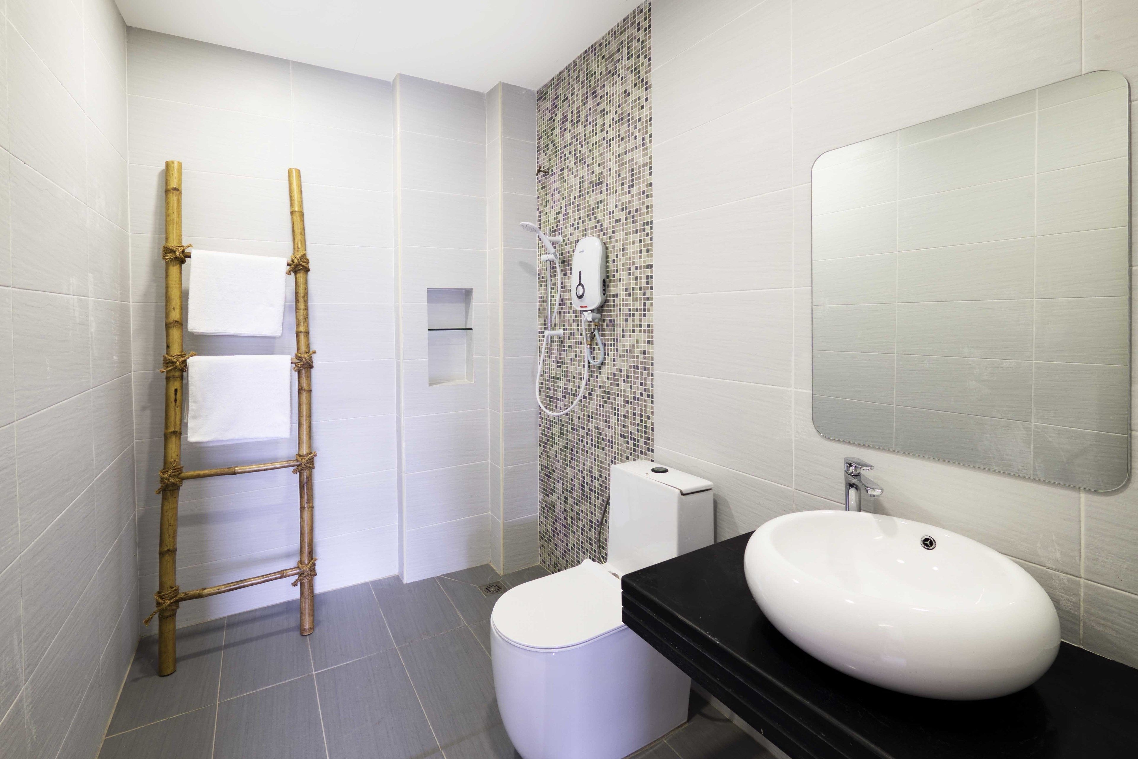 shower, free toiletries, hair dryer, towels