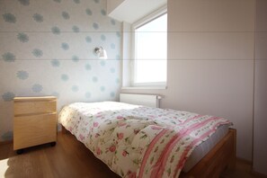 Apartemen Basic, 2 Tempat Tidur Twin | 1 kamar tidur, setrika/meja setrika, Wi-Fi gratis, dan seprai linen