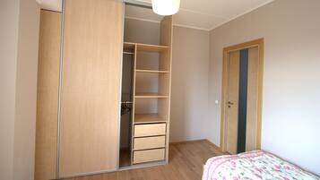 Apartamento básico, 2 camas de solteiro | 1 quarto, ferros/tábuas de passar roupa, Wi-Fi de cortesia