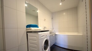 Basic Apartment, 2 Single Beds | Bathroom | Combined shower/bathtub, free toiletries, hair dryer, towels - Kutseli Apartments - Kuperjanovi 70 (Tartu)