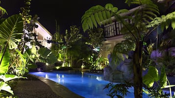 Kolam renang outdoor