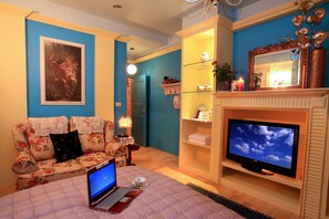Standard Double Room | Bathroom | Shower, free toiletries, hair dryer, slippers - Happiness B&B (Luodong)