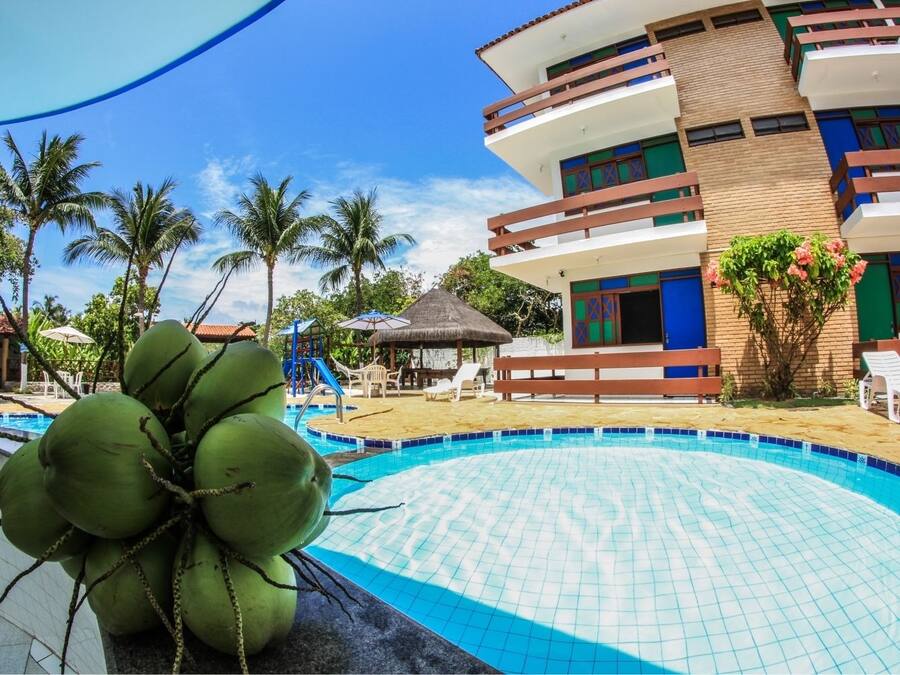 Piscina externa, guarda-sóis, espreguiçadeiras
